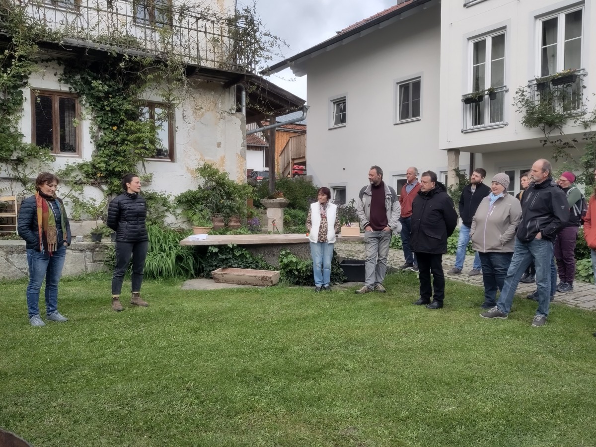 Regina und Anja Floßmann (links im Bild) mit Christian Meier (6. Von links), 3. Bürgermeister von Salzweg, und Besucherinnen und Besucher beim Bio-Erlebnisbauernhof Floßmannhof