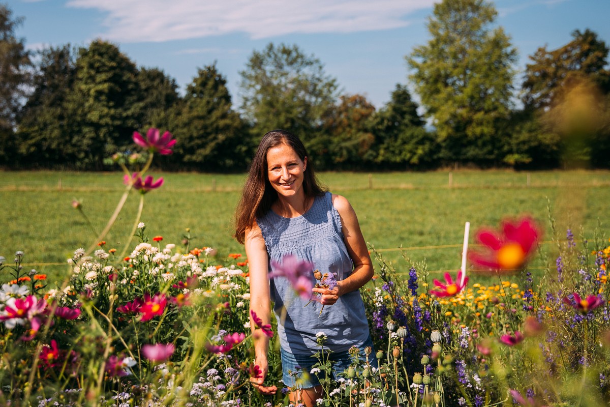 Barbara Schäffeler im Blumenfeld