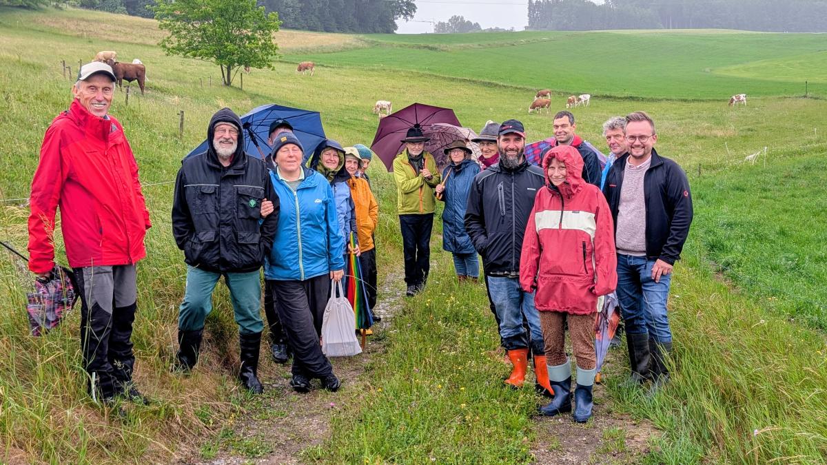 Unter dem Motto „Der Wegesrand als Lebensraum“ war eine Gruppe Interessierter mit Kreisfachberater, Diplom-Biologe und Gartenbau-Ingenieur Markus Breier (rechts) in Taching am See unterwegs.