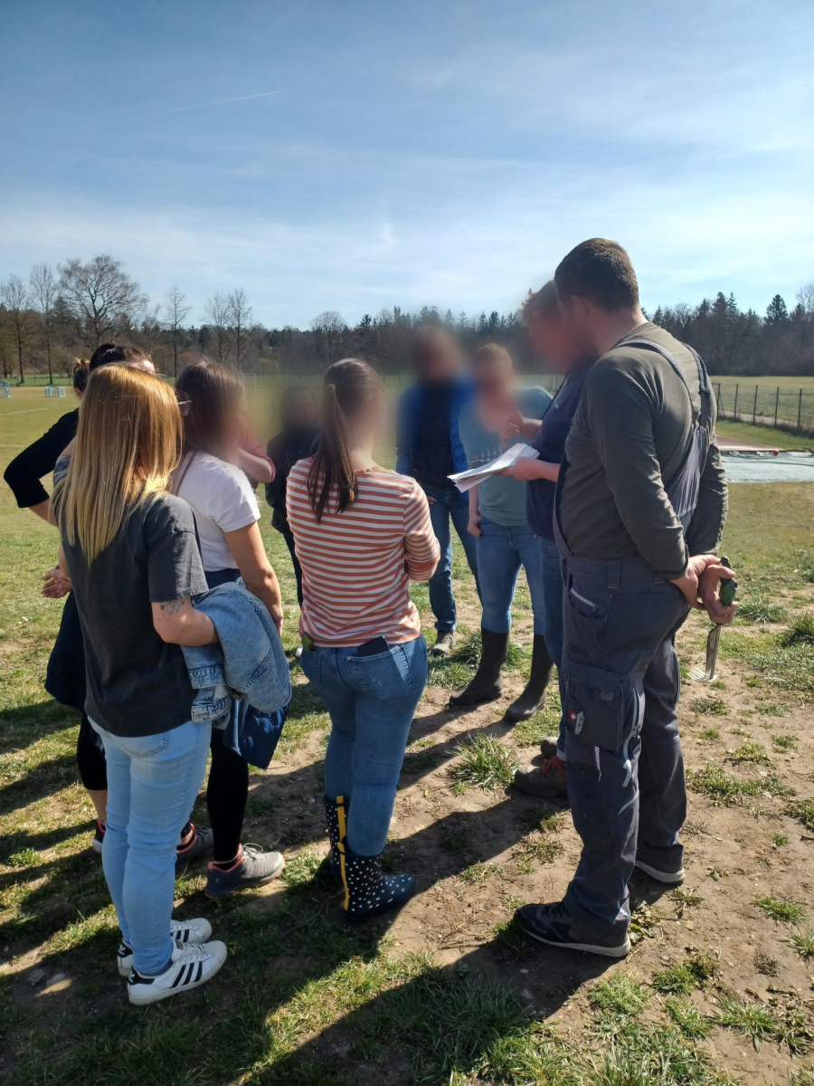 Ackercoach Helarius spricht mit den Buddies und Ackerlehrerinnen über die Beschaffenheit des Bodens am Schulacker