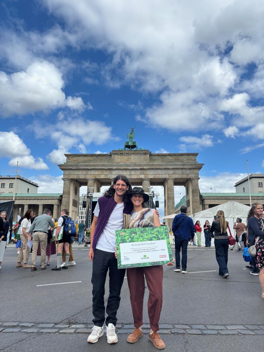 Steffi und Peter Riegg vorm Brandenburger Tor in Berlin mit ihrere Auszeichnung