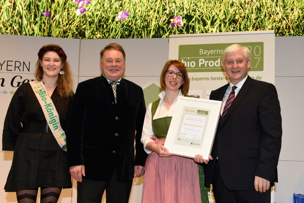 Bronze-Gewinnerin Jessica Linner von FLASCHLBROT mit (v.l.) Eva Gottschaller (1. bayerische Bio-Königin), Landwirtschaftsminister Helmut Brunner und LVÖ-Vorsitzendem Josef Wetzstein