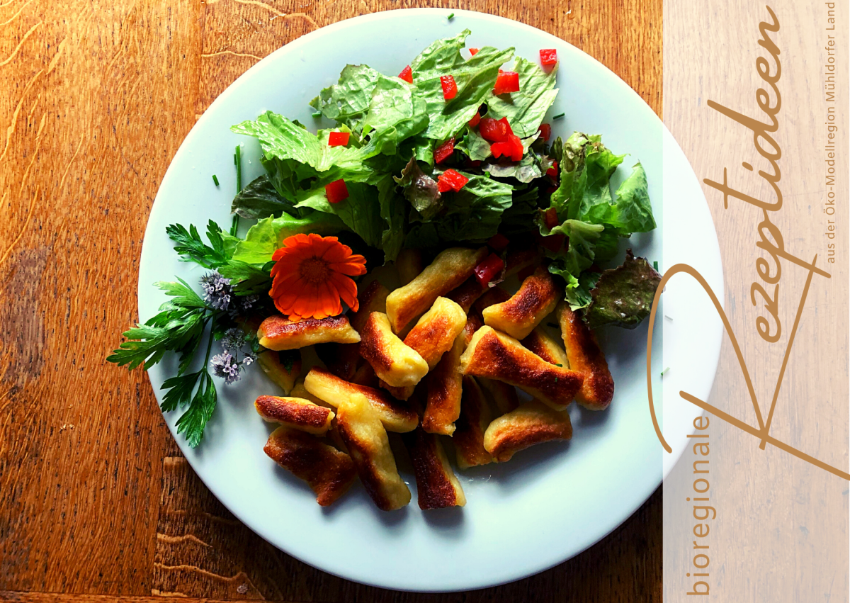 Teller angerichtet mit Kartoffelnudeln und Salat