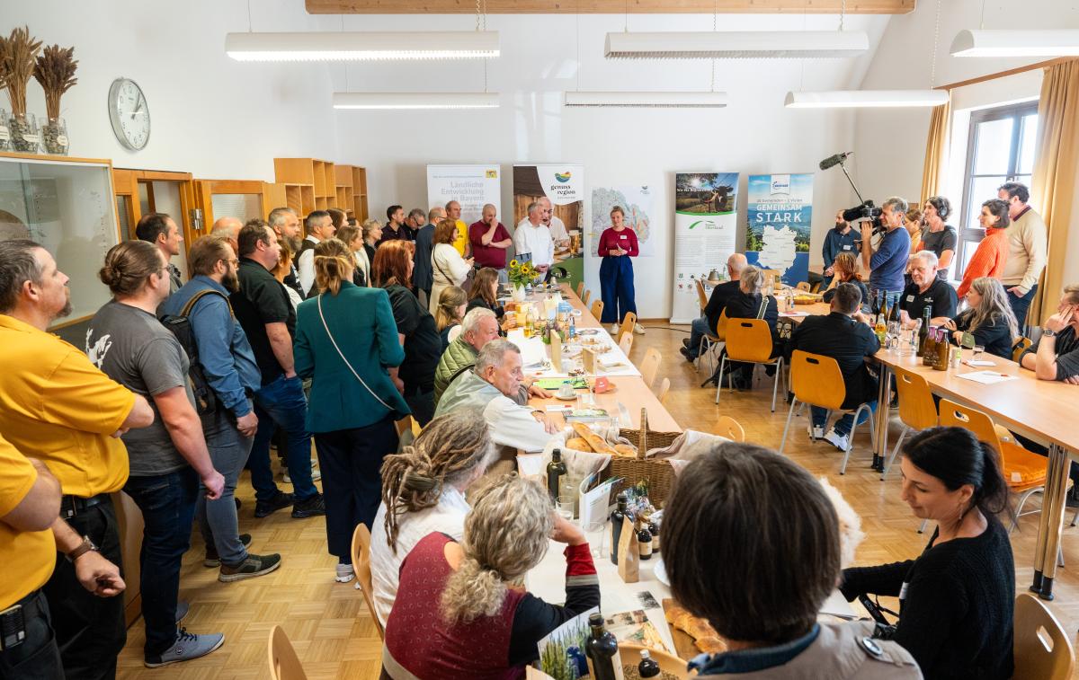 Miriam Dick begrüßt die anwesenden Gäste im Staatsgut Kringell