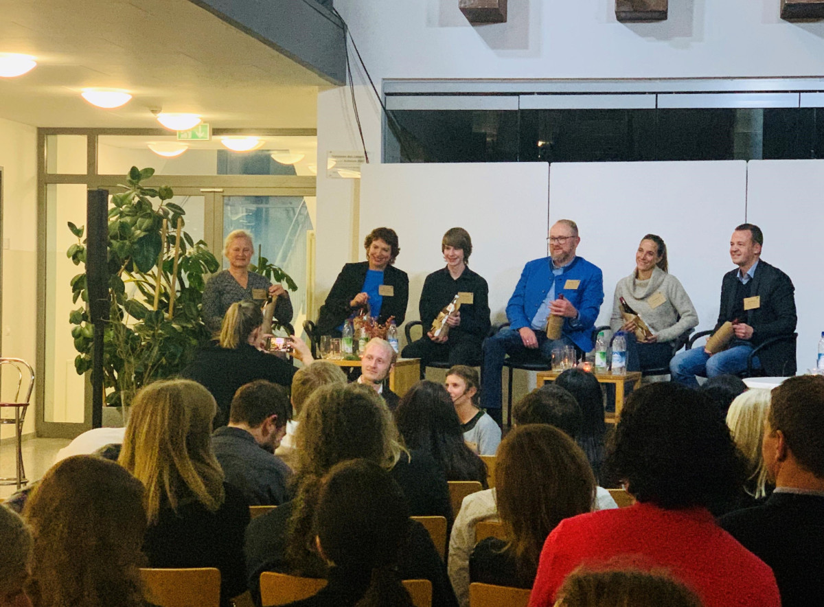 Bei der Podiumsdiskussion zum Thema Klimaschutz auf der Bühne (von links): Marlene Berger-Stöckl, Ökomodellregion; Gisela Sengl, MdL Grüne, Tobias Kohler, Fridays for Future, Kreisrat Josef Mayer, CSU; Julia Reimann, Chiemgaukorn; Claus Egger, Geschäftsfü