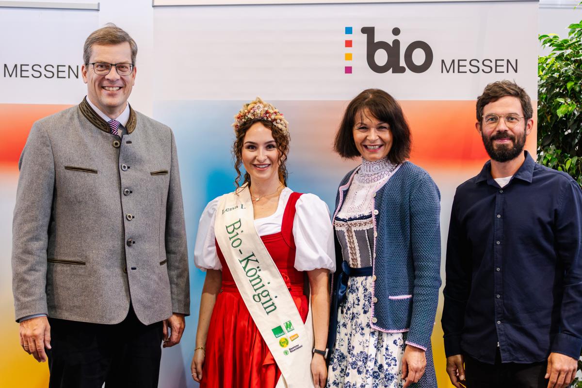 Das Foto zeigt mehrere Personen vor einem Banner der BioMessen.