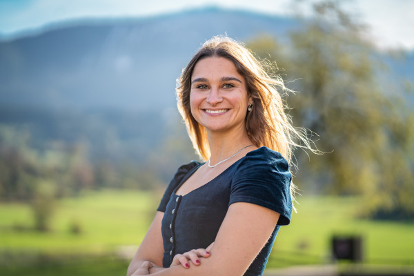 Frau im Dirndl vor Hochries