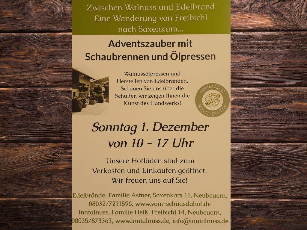 Flyer auf Holzuntergrund