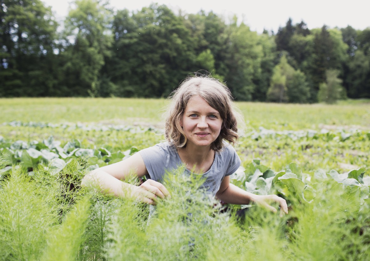 Frau im Garten