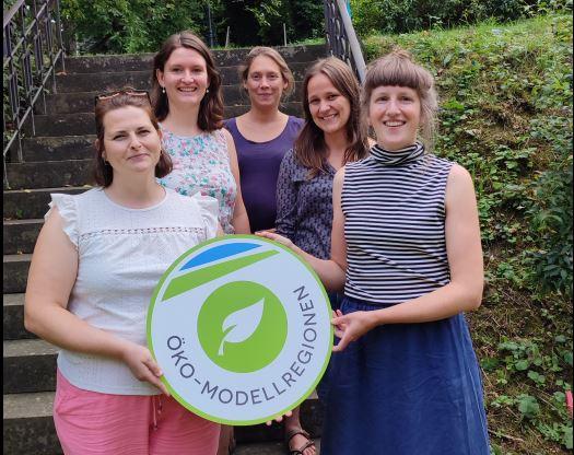 Fünf Frauen mit dem dem Schild der Öko-Modellregion