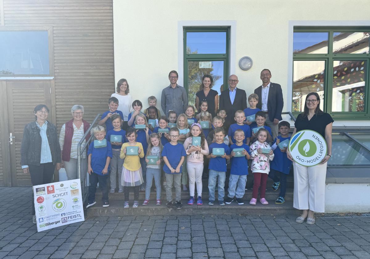 Erste Klasse der Grundschule Bayerbach mit ihren Brotboxen