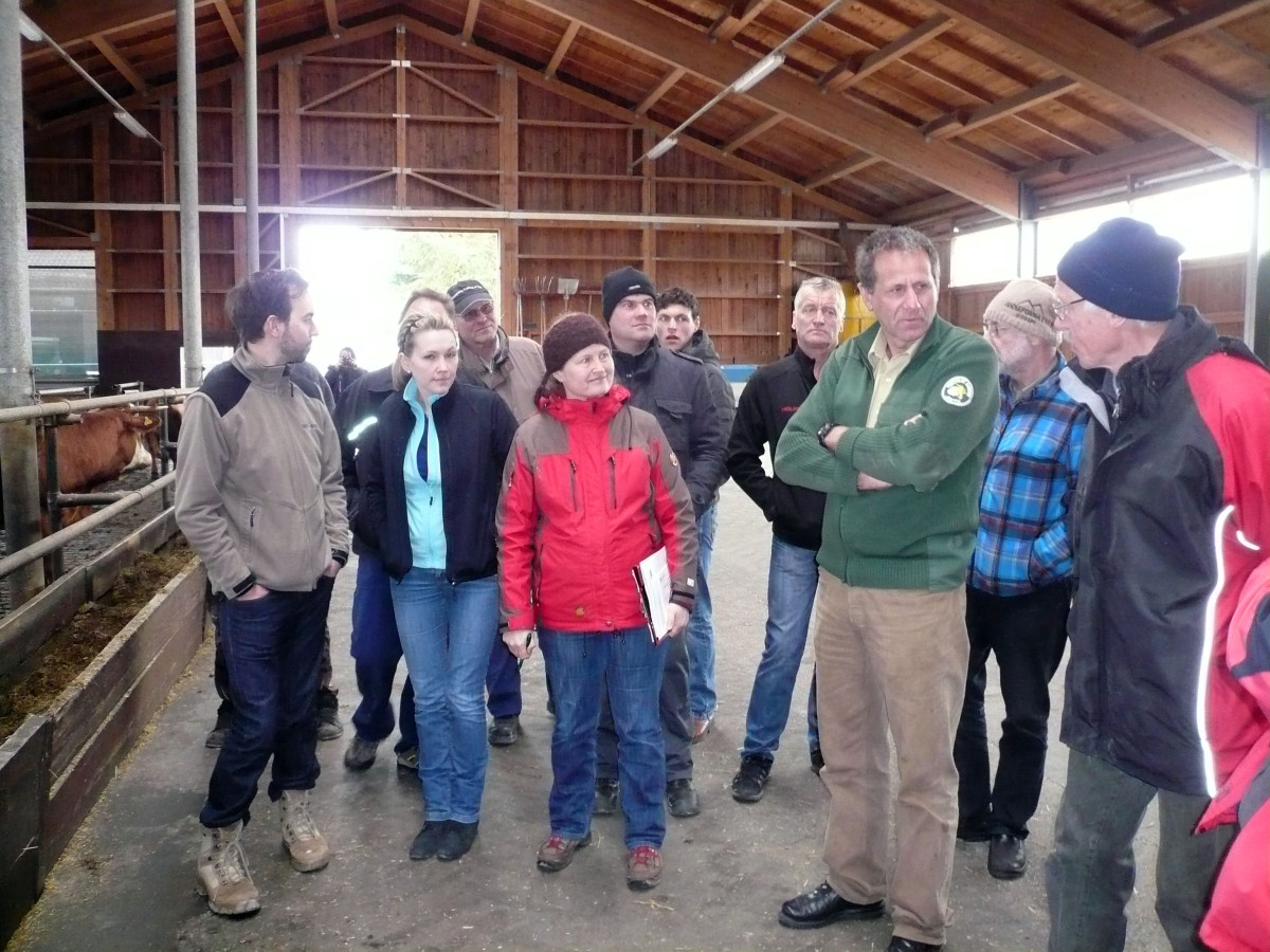 Solche Besuche gehören wohl in wenigen Jahren der Vergangenheit an: Hier besuchte die Ökomodellregion den landwirtschaftlichen Betrieb der JVA Laufen-Lebenau.