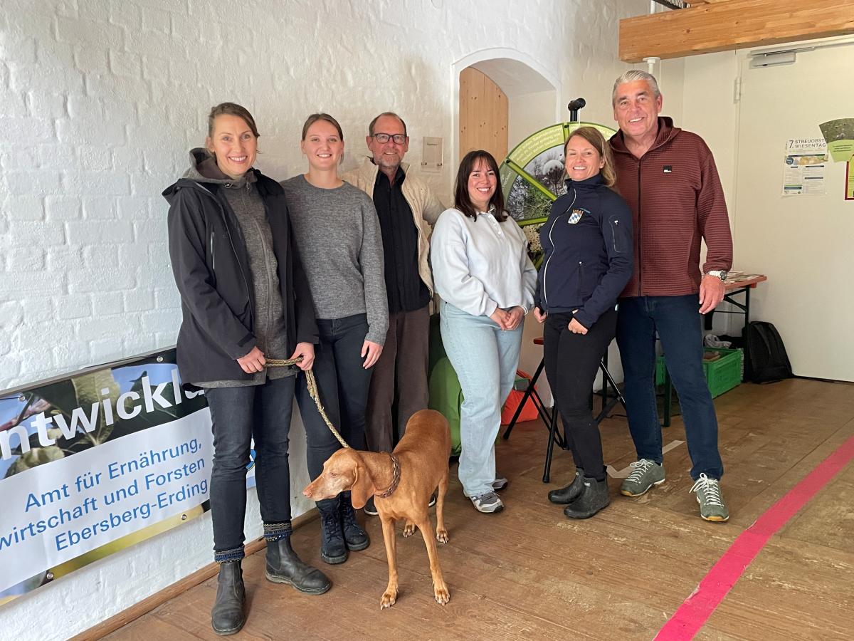 Unser Standteam mit Besuch des Allershausener Bürgermeisters (von links: Nina Huber (ILE), Rebecca Mühl (ÖMR), Michael Böhm (ÖMR), Patricia Schäfer (ALE Oberbayern), Franziska Müller-Waldeck (AELF-EE), Martin Vaas (Bürgermeister Allershausen))