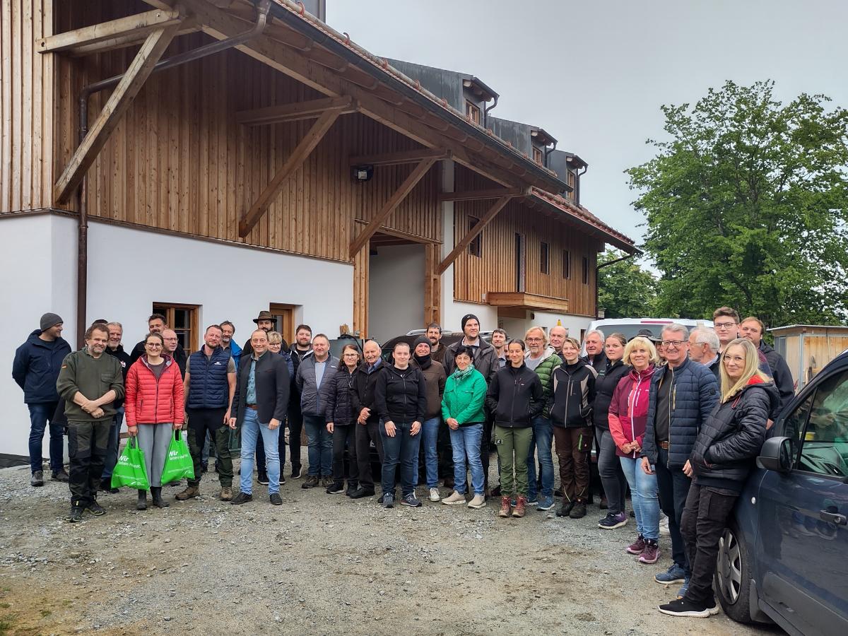 Über 40 Personen kamen beim letzten Biobauern-Treffen in der Öko-Modellregion Passauer Oberland zusammen. Darüber freuten sich (1. Reihe von links) Michael Eckert, Pia Auberger, Johannes Gierl und Franz Langer, Bürgermeister von Windorf, sowie Georg Hatzesberger, Bürgermeister von Aicha vorm Wald (2. von rechts).