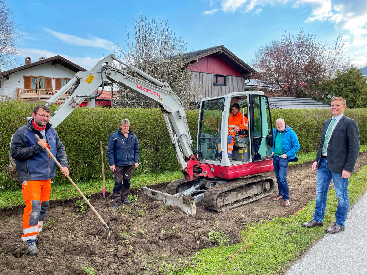 Auf dem Bild sind Aschaus Erster und Zweiter Bürgermeister sowie die Bauhofmitarbeiter zu sehen.