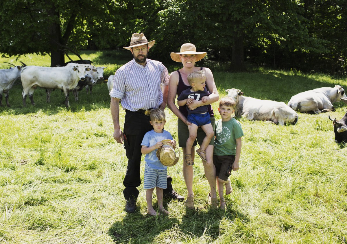 Familie vor Mutterkuhherde