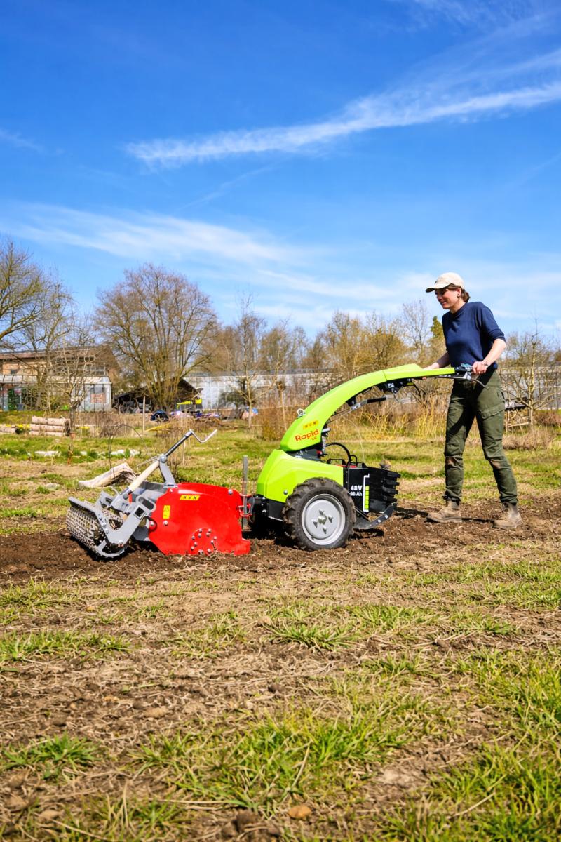 Frau bedient landwirtschaftliches Gerät