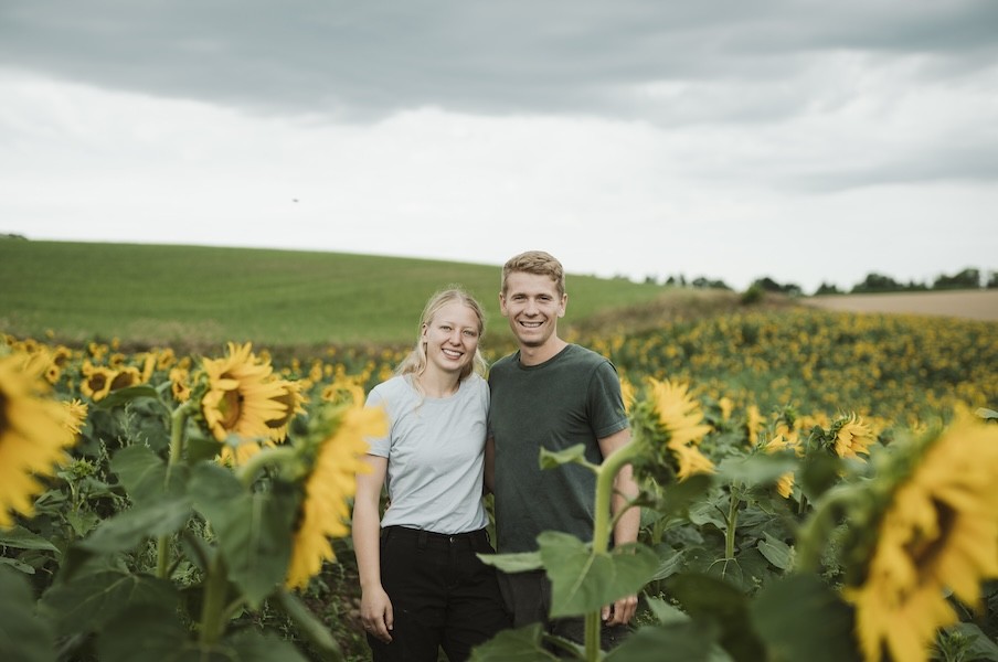 zwei Menschen im Feld