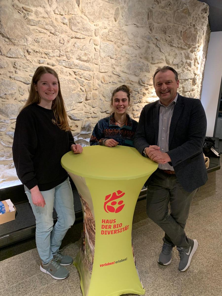 Drei Personen am Stehtisch