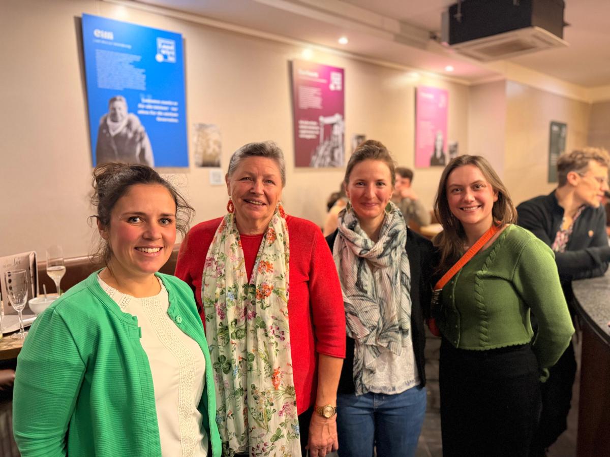 Vier Frauen in Café