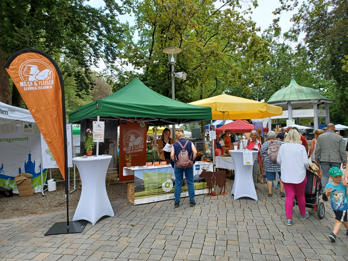 Messestand der Öko-Modellregion beim Nachhaltigkeitstag auf der Allgäuer Festwoche 2022