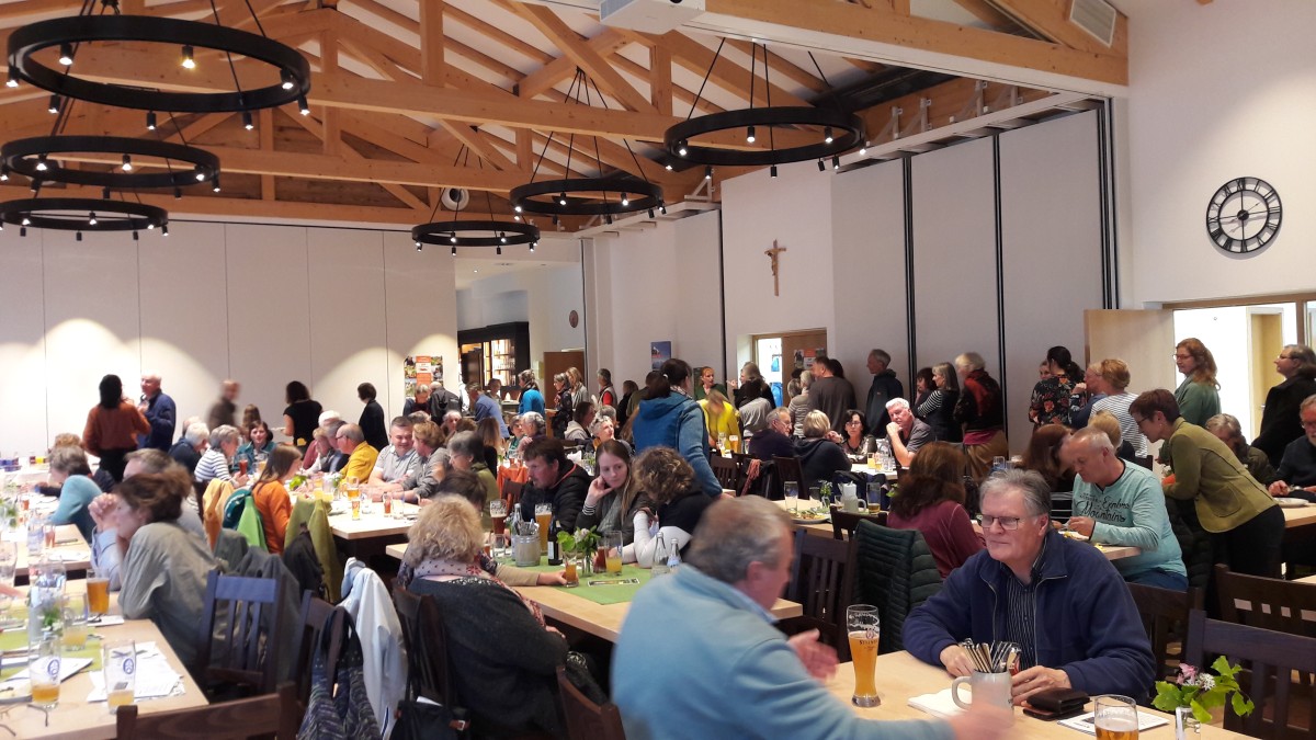 Reger Andrang: Über 100 Interessierte ließen es sich im Bürgerhaus Wonneberg schmecken.