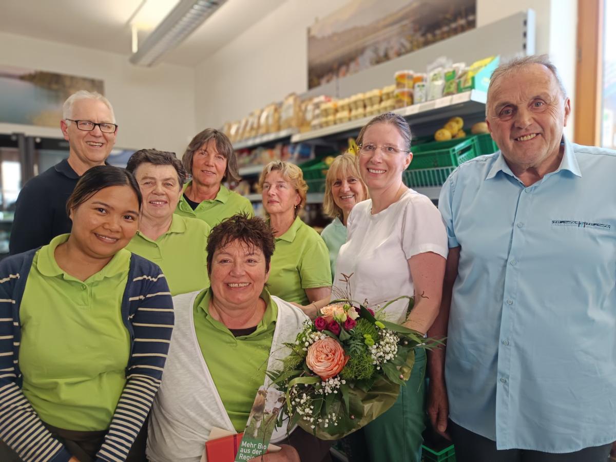 Freuen sich über den großen Zuspruch für den Tachinger Dorfladen: (stehend von links) Mitarbeiterin Mae Wechselberger, Michael Haslberger sowie die Mitarbeiterinnen Maria Vogel, Marianne Hocker und Vroni Bösch. Außerdem Romy Mayer von der Ökomodellregion und deren Sprecherin, Bürgermeisterin Stefanie Lang, die ebenso zum Gratulieren vorbeischauten wie Josef Mayr, der die Ladeninhaberin Vroni Haslberger (sitzend in der Bildmitte) täglich schon in aller Früh mit Tageszeitungen beliefert.