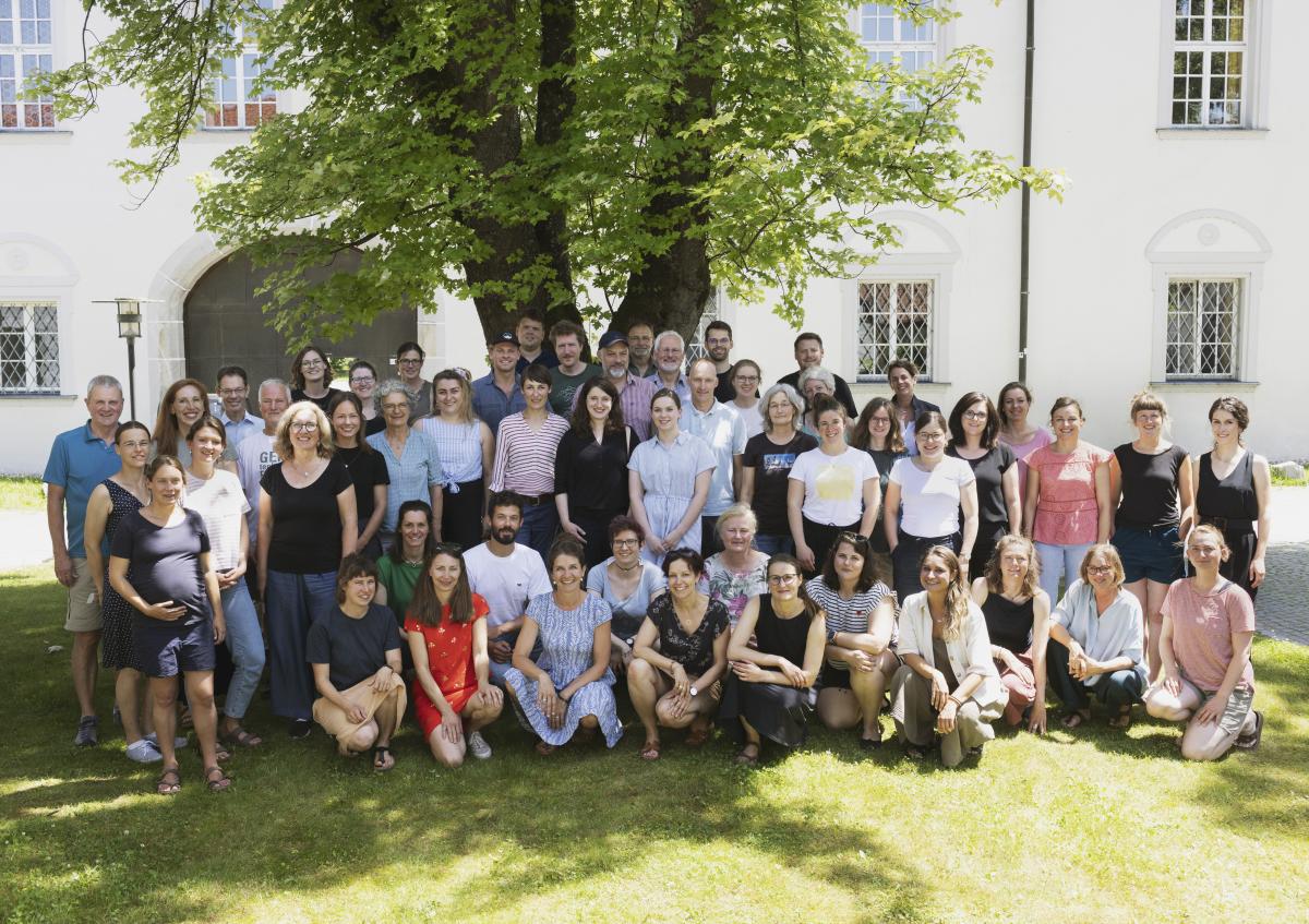 Gruppenfoto der bayerischen Öko-Modellregionen in Niederalteich