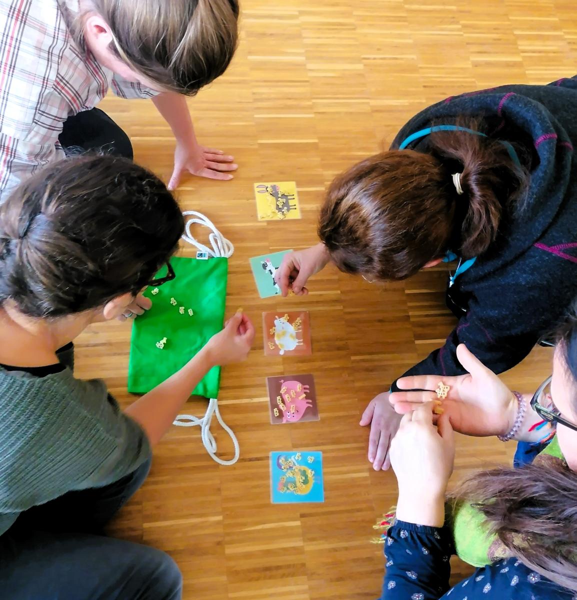 Die Teilnehmenden der Fortbildung "Bio-Logisch im Oberen Werntal" bekommen spielerisches Handwerkszeug an die Hand, um das Bildungsprogramm künftig in Schulen und Kindergärten durchzuführen zu können