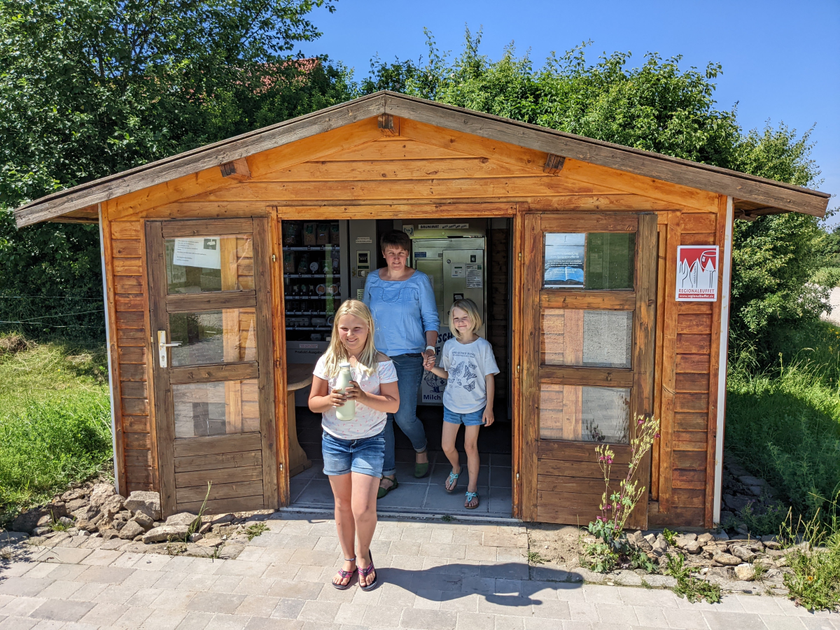 Holzhütte mit drei Personen