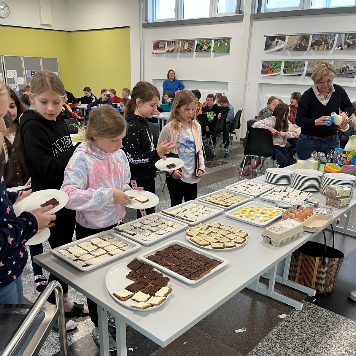 Die Kinder der GS Weissenstadt stehen am bioregionalen Frühstücksbuffet an