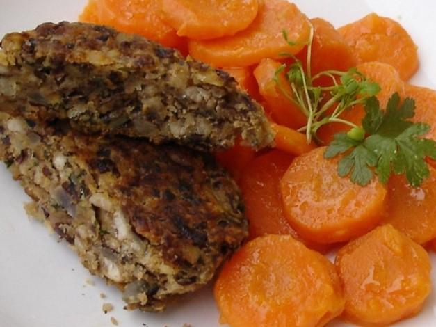 Bratling mit Karottenbeilage und Petersilien-Deko