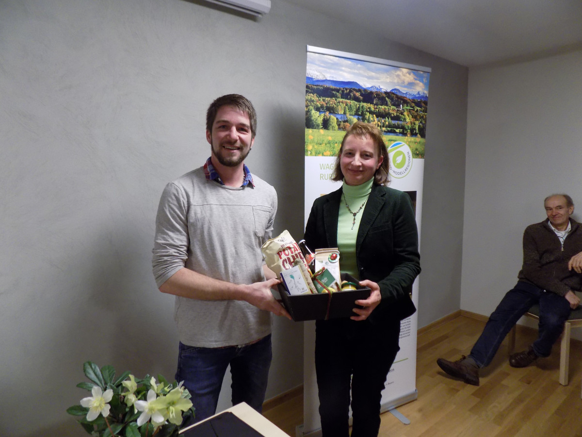 Bio-Gemüseanbauer Michael Steinmaßl überreicht der Ernährungsberaterin Maria Stadler zum Dank für ihren Vortrag einen Geschenkkorb mit regionalen Spezialitäten.