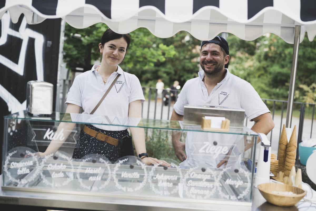 Mann und Frau am Eisstand