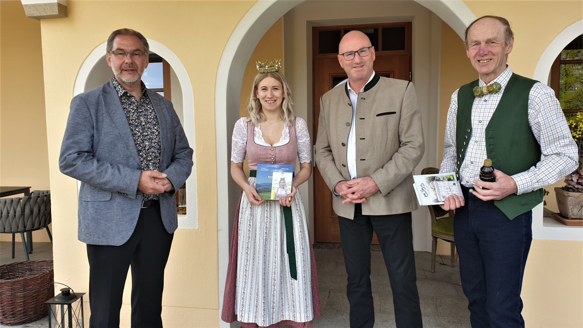 Beim Besuch in Teisendorf: (von links): Bürgermeister Thomas Gasser, Heukönigin Leoni, Landrat Bernhard Kern und Obmann Franz Keil