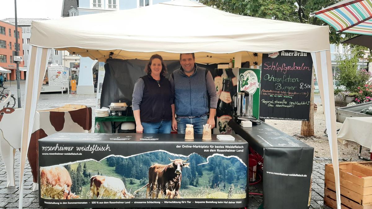 Evi und Kaspar Gasteiger stehen am Stand von Rosenheimer Weidefleisch auf der Schmankerlstraße in Rosenheim