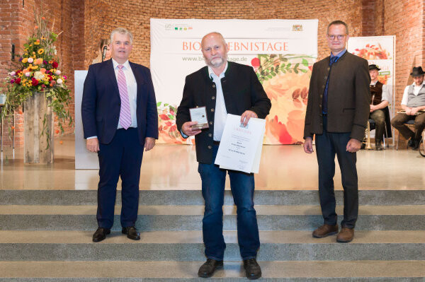 Franz Obermeyer aus Tengling. Links Amtschef Hubert Bittlmayer, rechts LVÖ-Vorsitzender Hubert Heigl.