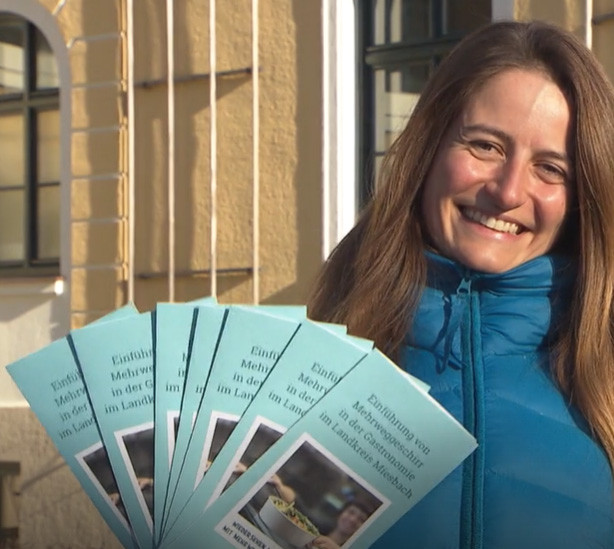 Antonia mit Flyer in der Hand