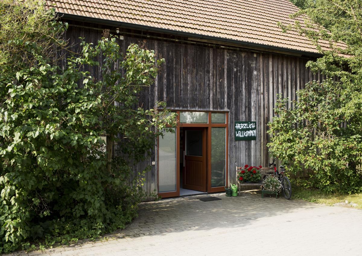 Blick auf ein mit Holz verschlagenes Gebäude.