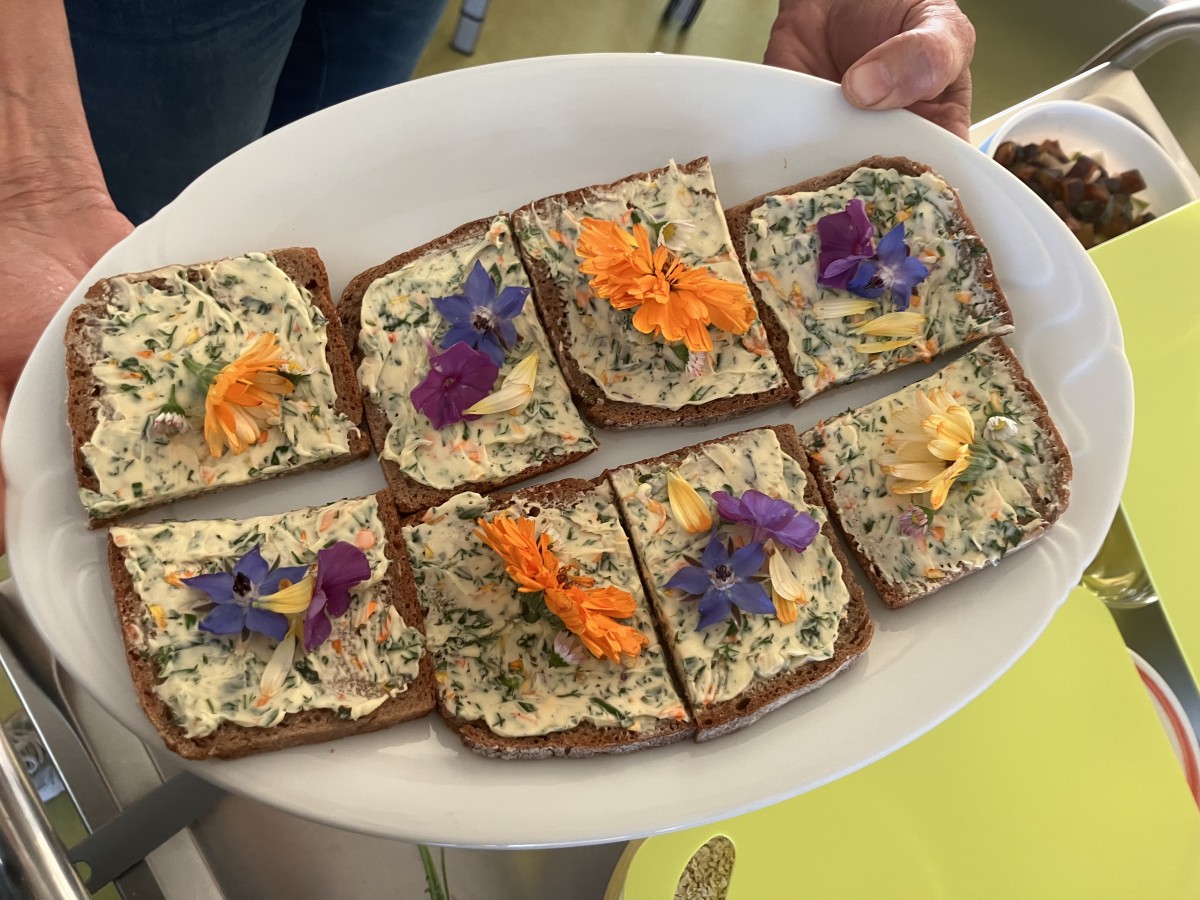 Verschieden angerichtete Brote mit Aufstrich und Blüten.