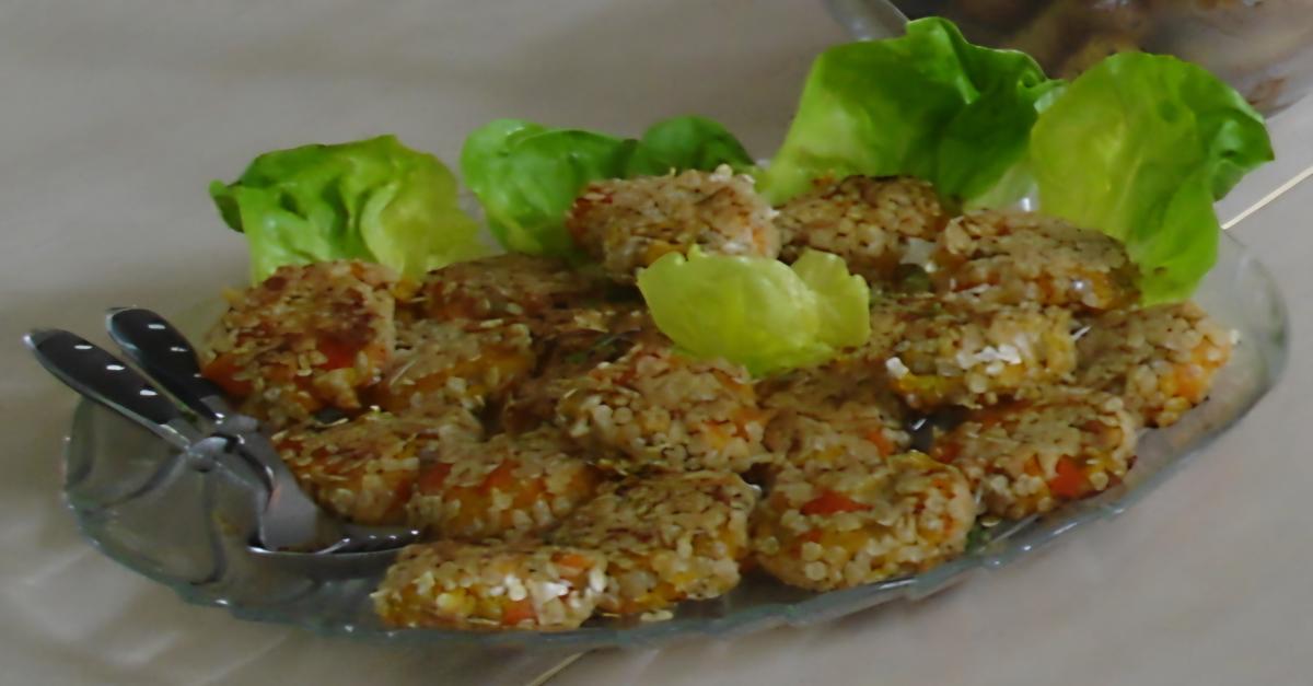 Bratlinge aus Getreide mit Salatgarnitur