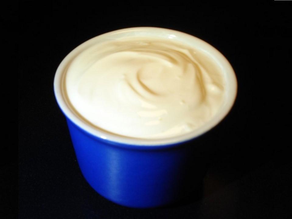 Pott mit Natur-Joghurt