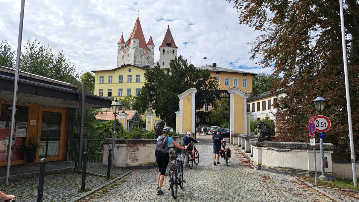 Radler vor dem Haager Schloss