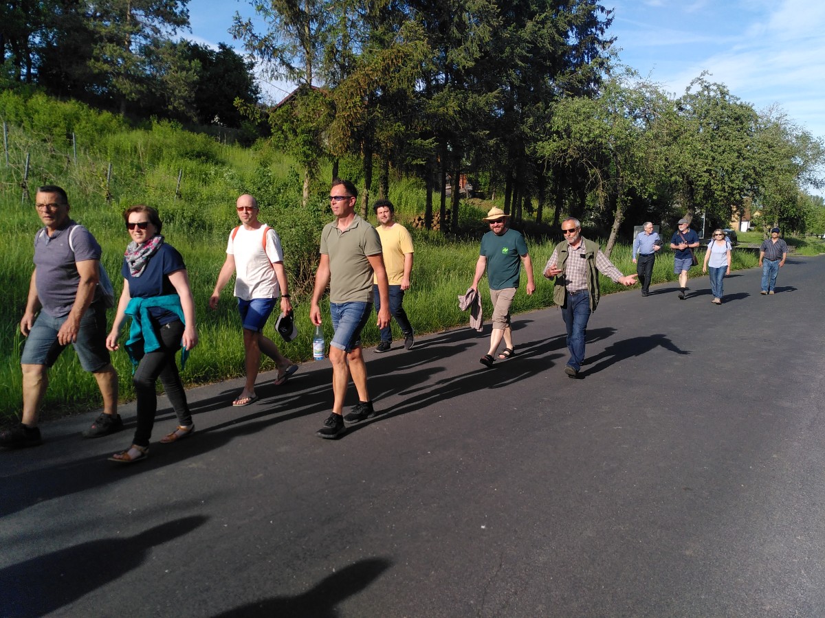 Menschen wandern auf einer Straße