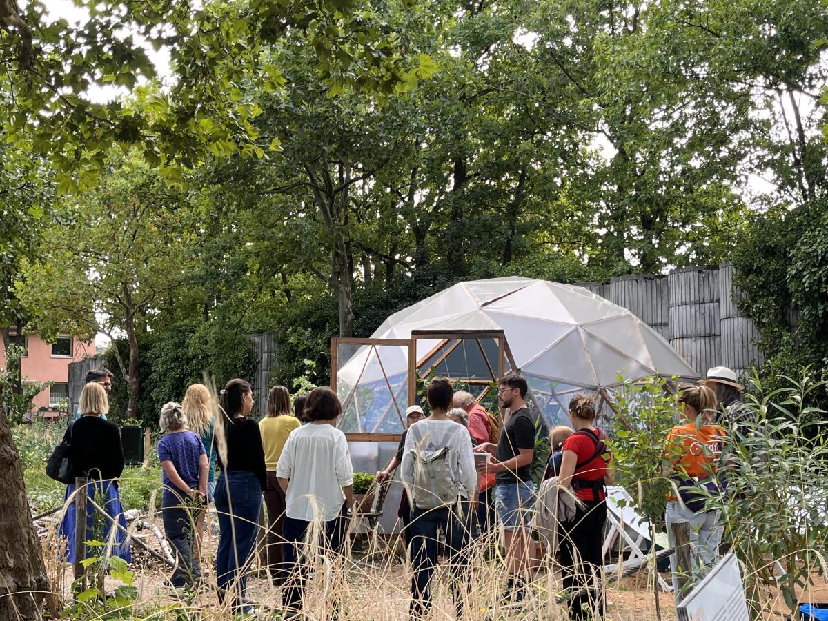 Menschen in einem Gardening Projekt