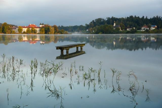 Der Klostersee vor dem Kloster Seeon