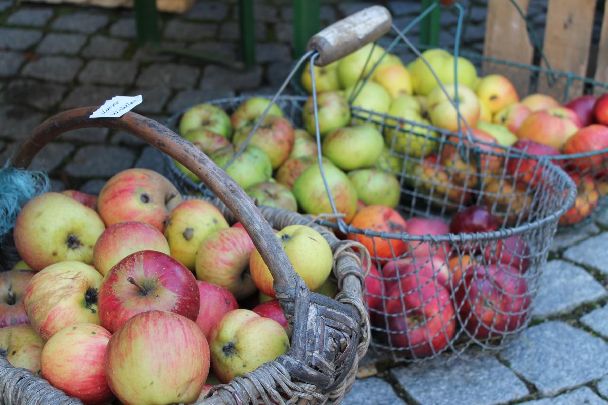 auf einem Streuobstmarkt stehen Tafeläpfel zum Verkauf