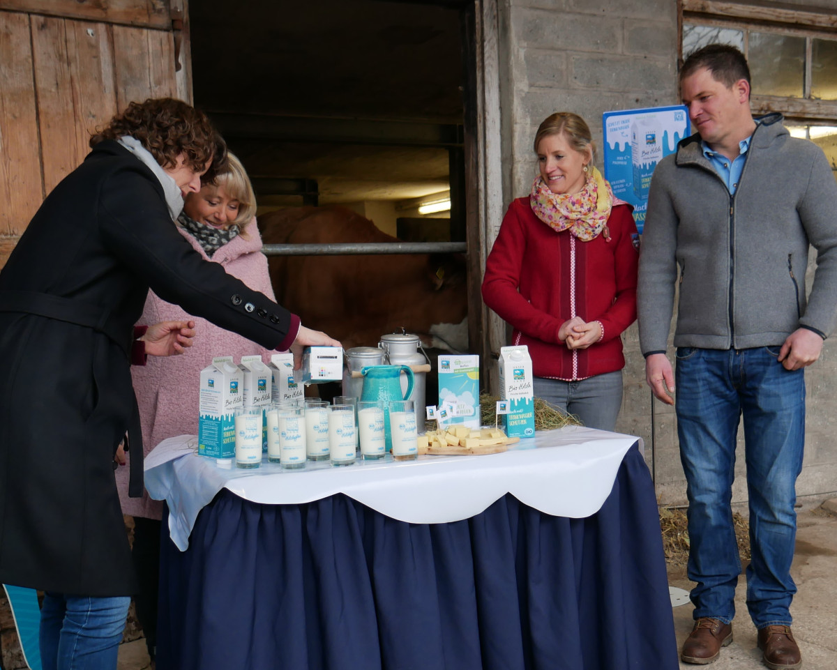 Milch vor Stall