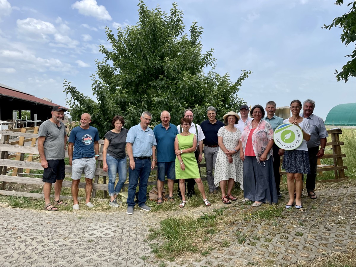 Die Bürgermeisterinnen und Bürgermeister der Öko-Modellregion Günztal zu Besuch auf dem Demeterhof Königsberger