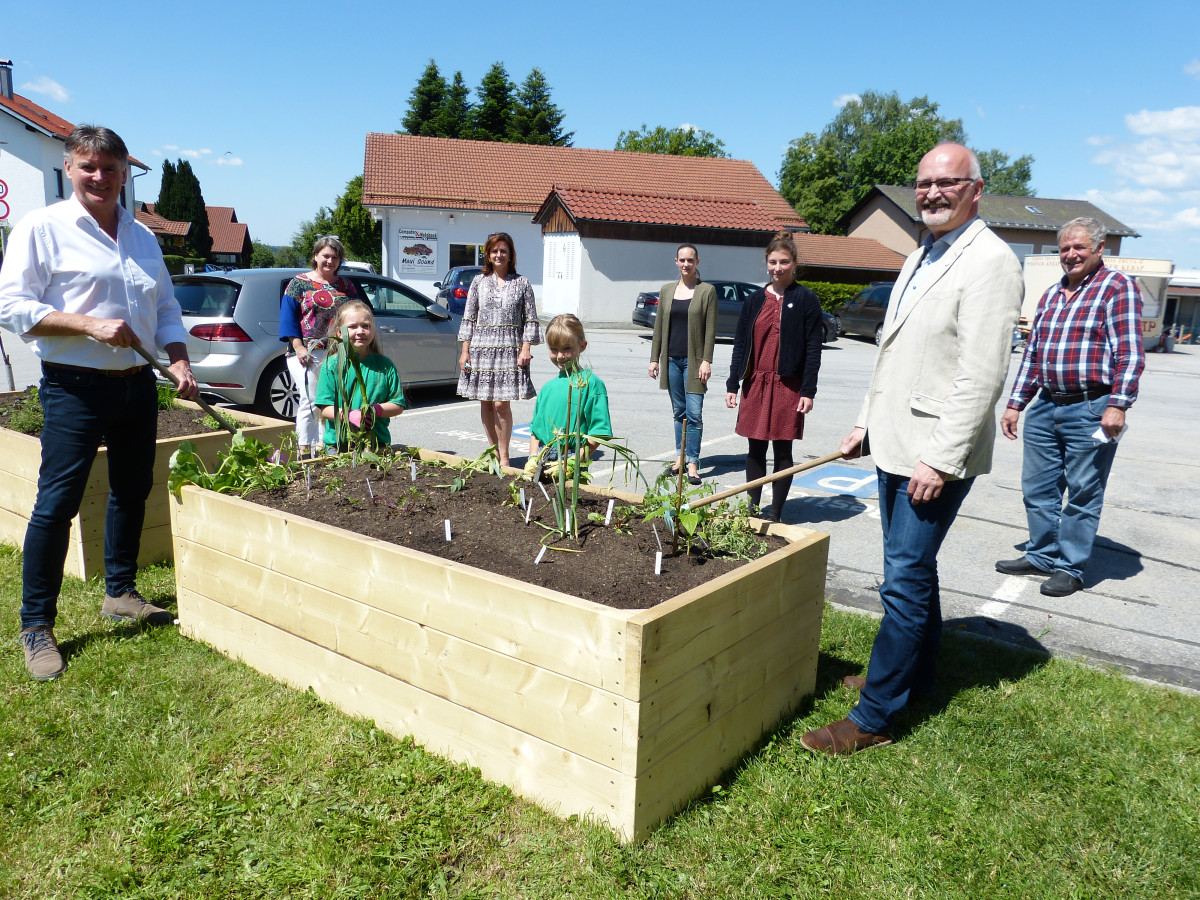 v.l.: Josef Putz, Nadja Homm, Vertreterinnen der Kindergruppe des Gartenbauvereins Salzweg, Gabi Schweizer, Andrea Barth, Barbara Messerer, Rudolf Müller und Walter Schauberger